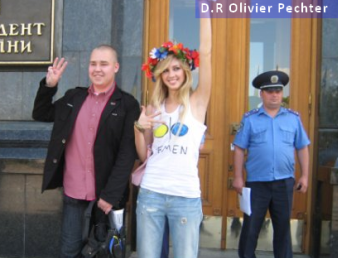 Iholnikov (jeune leader Svoboda) effectuant le signe de ralliement de Svoboda. Shevchenko celui de FEMEN.
